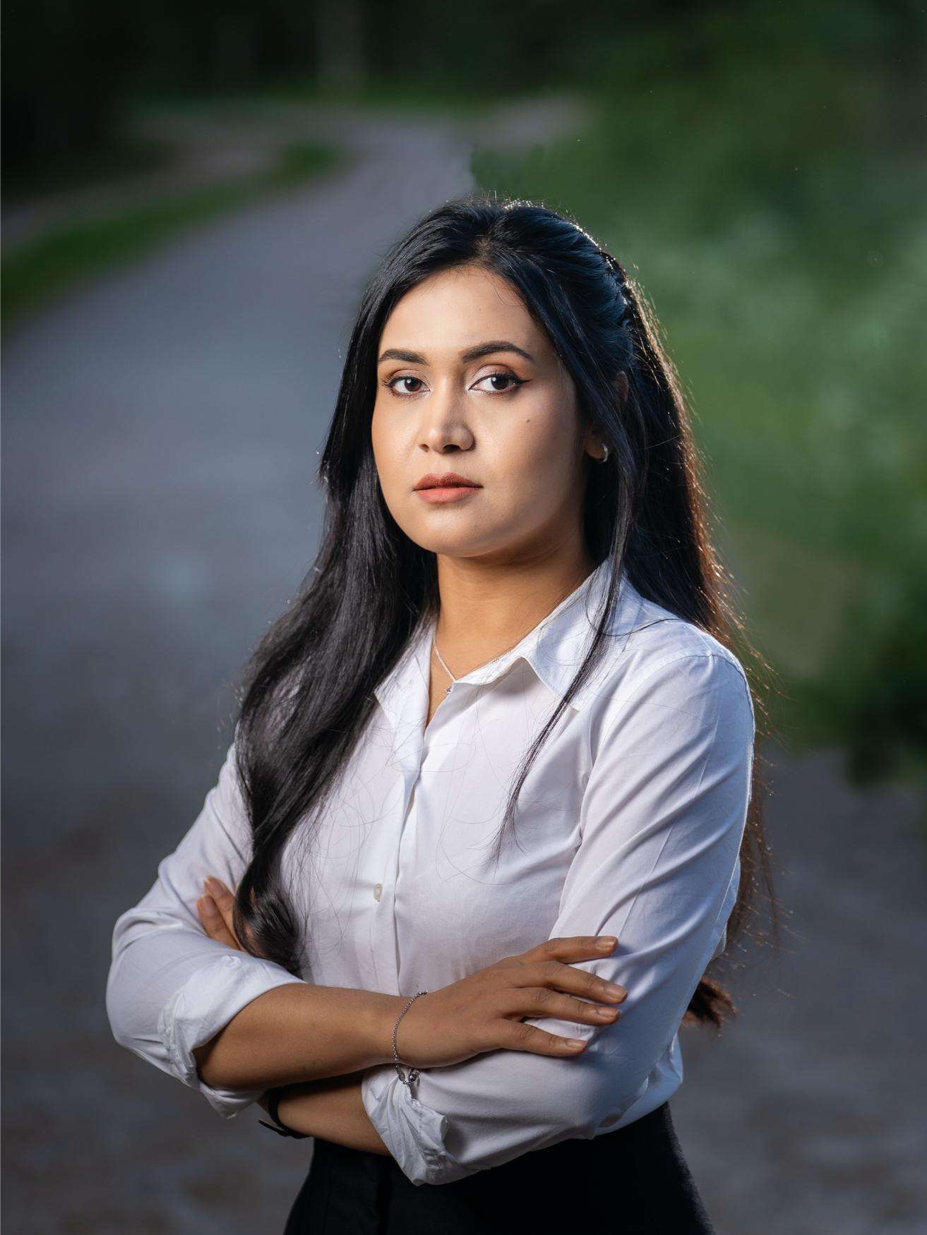 Professional headshot of a confident woman with arms crossed, captured by Photographer Helsinki, specializing in employee headshots and professional headshots.